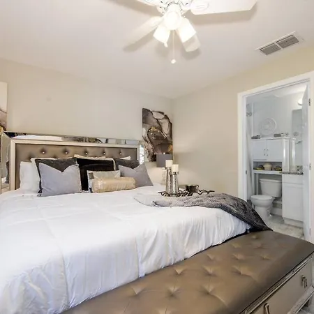 Modern Luxury Home Located In Tampa!